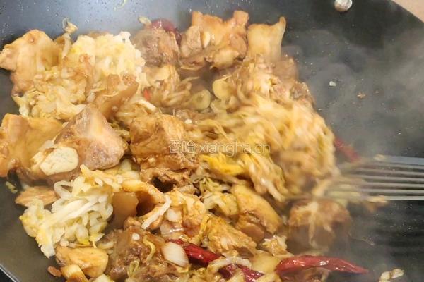 排骨炖酸菜的做法图解10