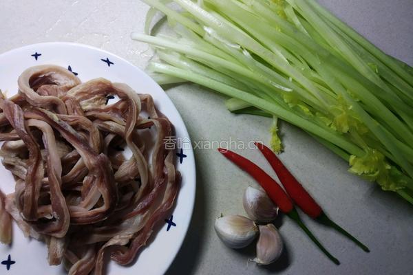 芹菜肚条的做法图解1