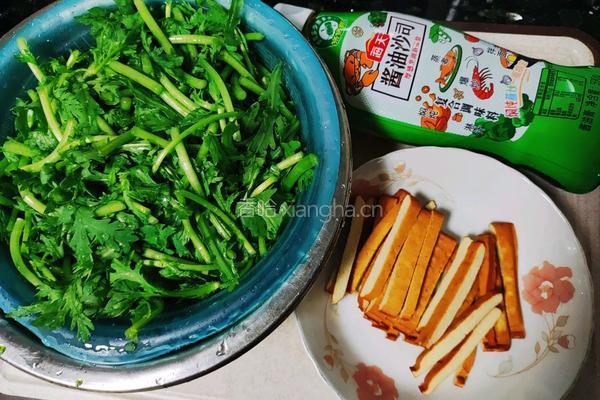 茼蒿炒香干的做法图解1