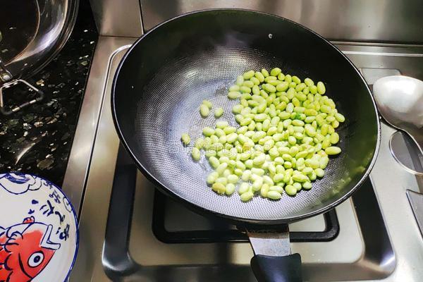 海鲈鱼烧毛豆子的做法图解2