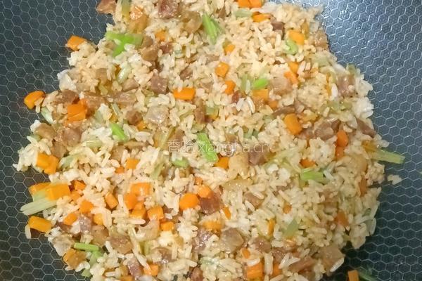 腊肠芹菜胡萝卜炒饭的做法图解7