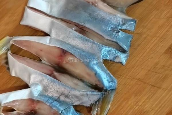 香煎鲳鱼干的做法图解2