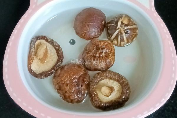 香菇胡萝卜鸡肉盖饭的做法图解2
