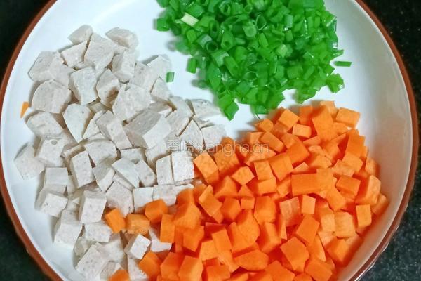 胡萝卜肉丸蛋炒饭的做法图解2