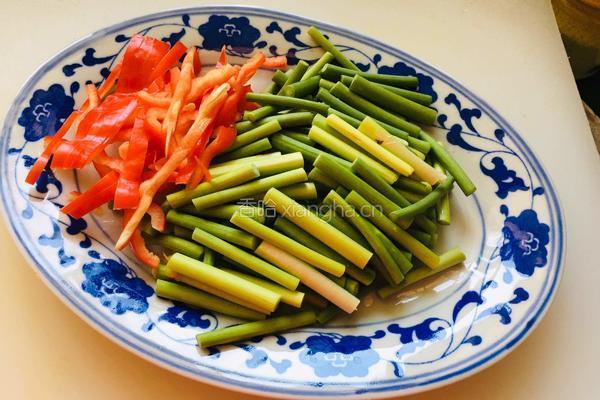 蒜苔过油肉的做法图解1