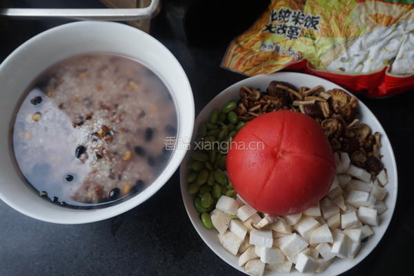  番茄杂粮菌菇焖饭的做法图解1