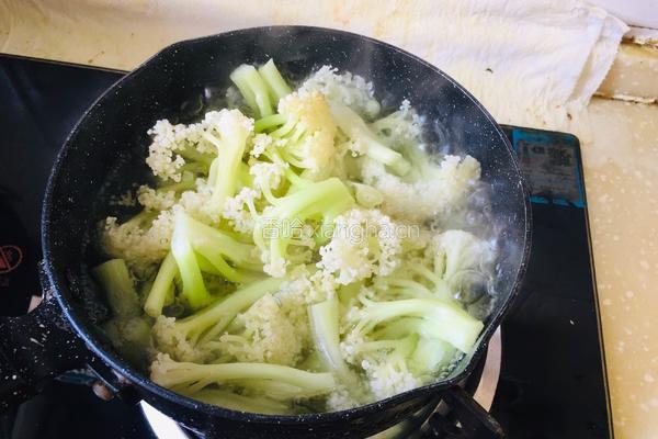 西红柿炒有机菜花的做法图解2