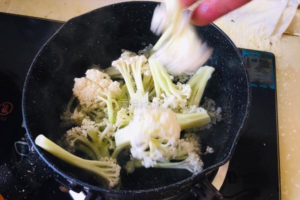 西红柿炒有机菜花的做法图解1