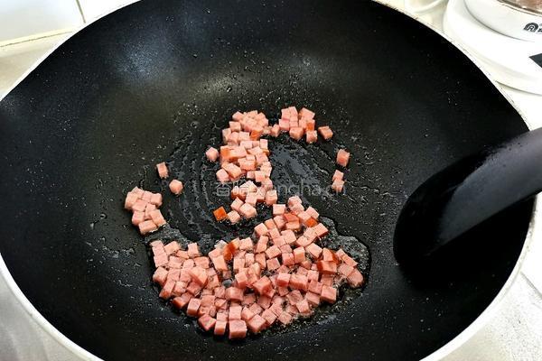 火腿土豆炒饭的做法图解3