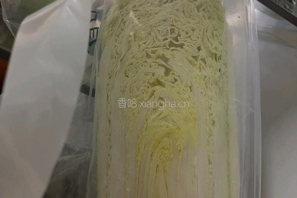 猪肉大白菜炖冻豆腐的做法图解1