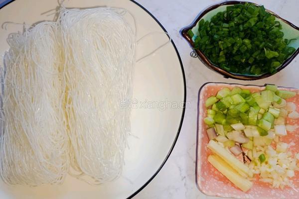 瑶柱虾米鱿鱼粉丝锅的做法图解1