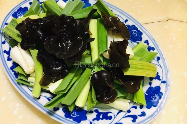 青蒜木耳炒肉片的做法图解1
