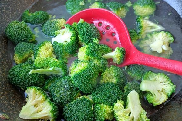 虾仁西蓝花盖饭的做法图解6