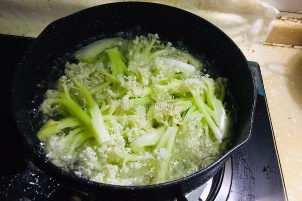 菜花炒肉片的做法图解2