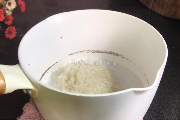 枸杞虾皮粥的做法图解2