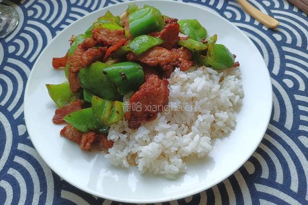 尖椒小炒肉盖饭的做法图解1