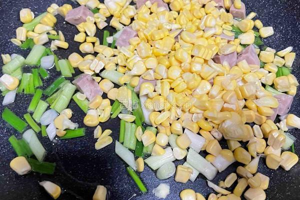 玉米烤肠炒饭的做法图解3