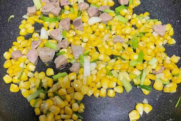 玉米烤肠炒饭的做法图解4