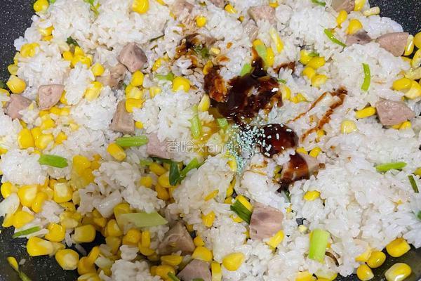 玉米烤肠炒饭的做法图解9