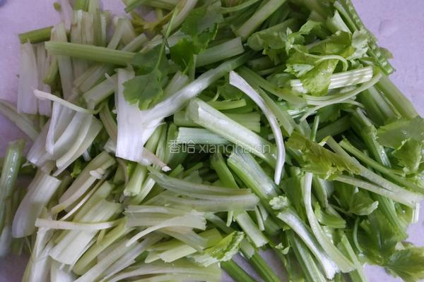 芹菜炒五花的做法图解4
