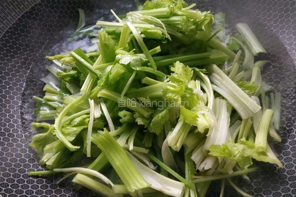 芹菜炒五花的做法图解5