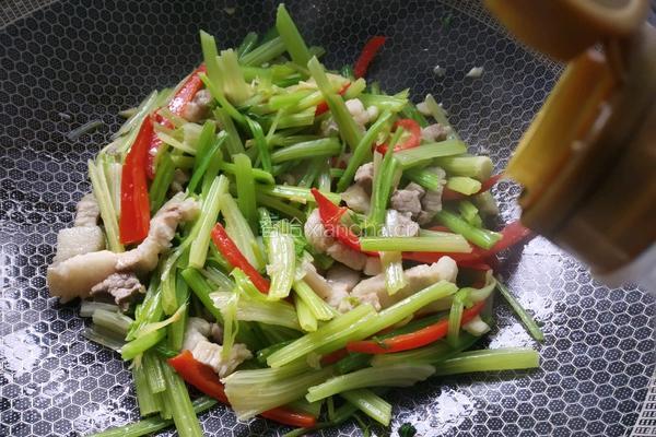 芹菜炒五花的做法图解11