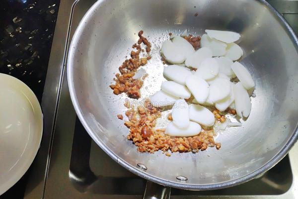 年糕炒菠菜的做法图解3