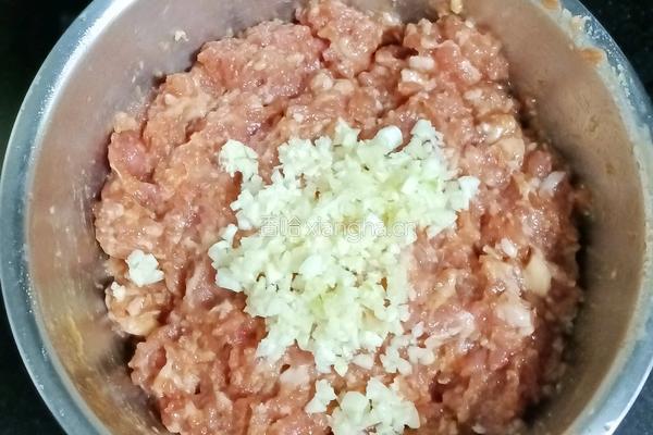 大米鹌鹑蛋蒸肉丸的做法图解3