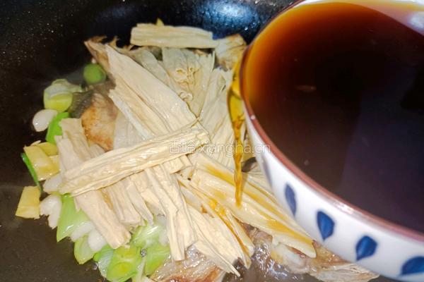 腐竹烧鲳鱼的做法图解10