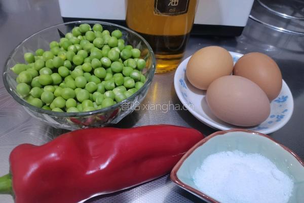 鲜豌豆红椒炒鸡蛋的做法图解1