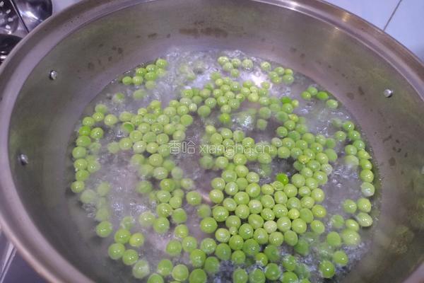鲜豌豆红椒炒鸡蛋的做法图解3