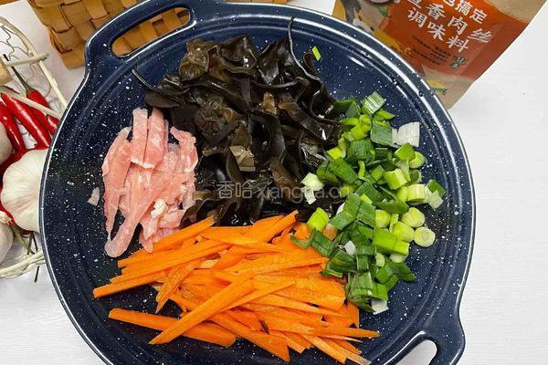 鱼香肉丝盖饭的做法图解1