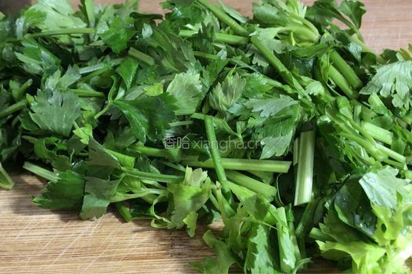木耳芹菜汤面的做法图解2