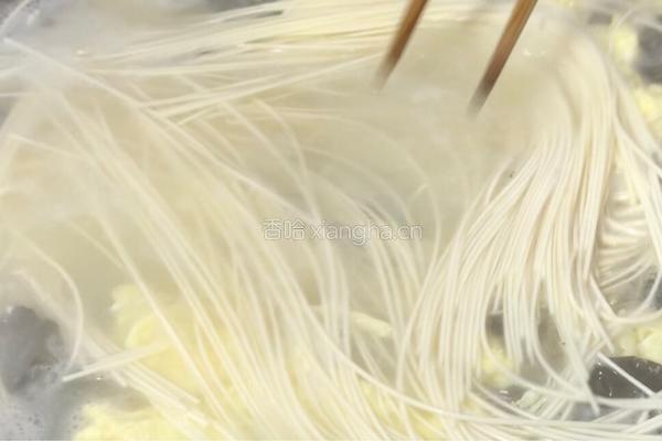 木耳芹菜汤面的做法图解7