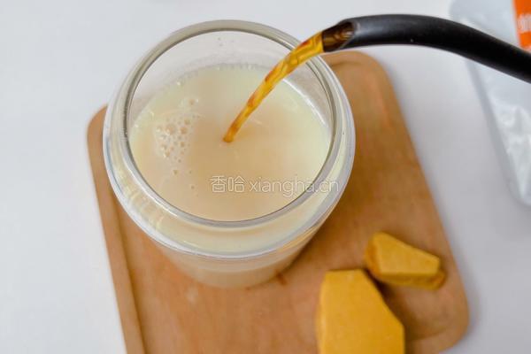 焦糖冰拿铁的做法图解2