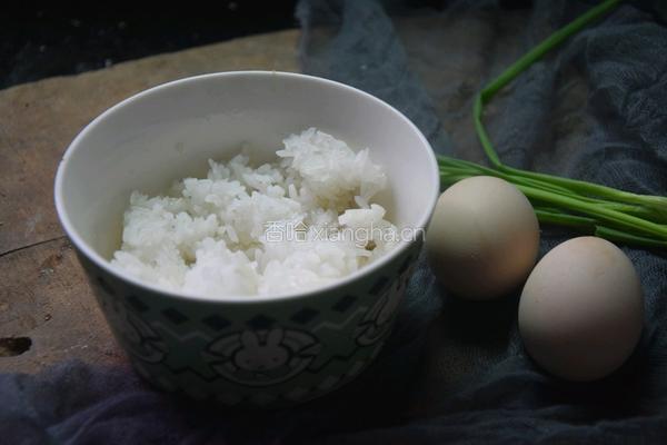 米饭鸡蛋饼的做法图解1