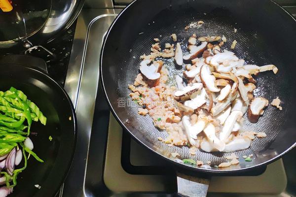 香菇肉沫炒辣椒的做法图解3