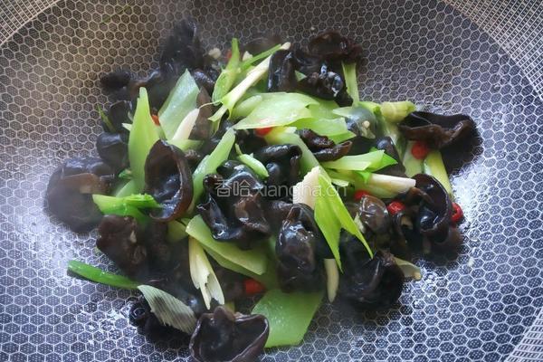 木耳莴笋炒肚条的做法图解10