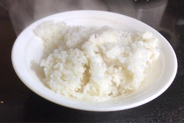 火腿鸡蛋菜炒饭的做法图解1