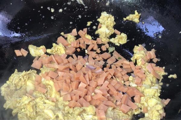 火腿鸡蛋菜炒饭的做法图解5
