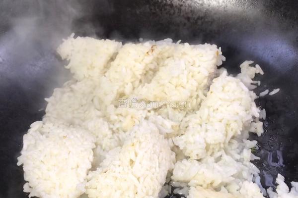 火腿鸡蛋菜炒饭的做法图解8