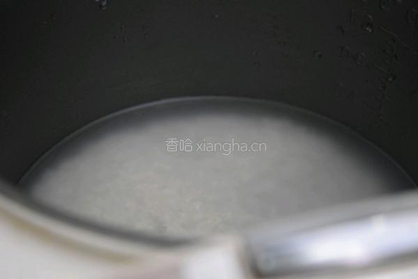 腊肠焖饭的做法图解1