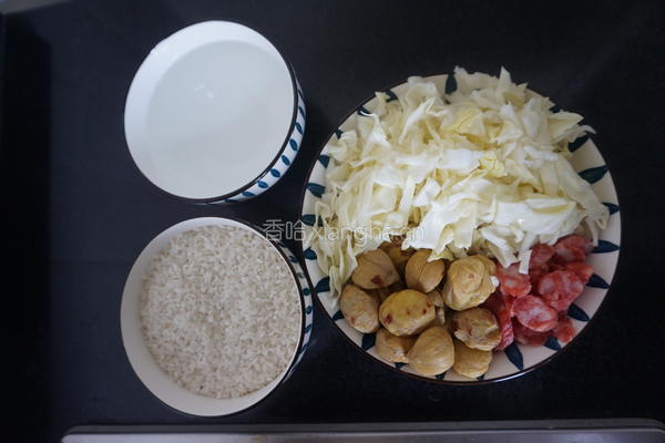 卷心菜香肠焖饭的做法图解1