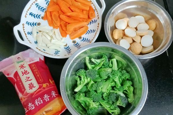 鱼丸时蔬盖饭的做法图解1