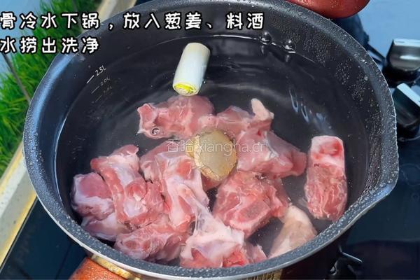 排骨土豆炖豆角的做法图解1