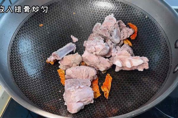 排骨土豆炖豆角的做法图解4