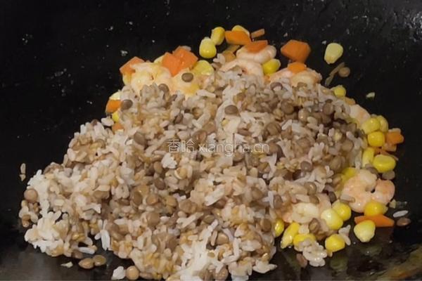 虾仁鸡蛋炒饭的做法图解7