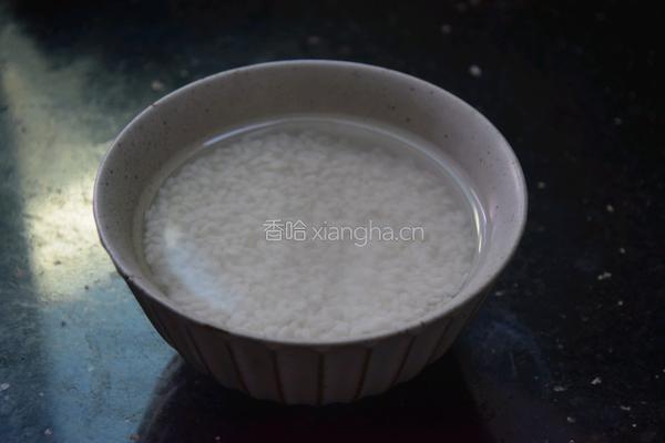 皮蛋瘦肉粥的做法图解1