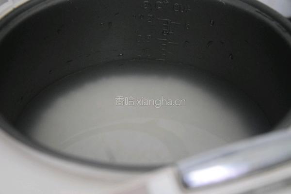 皮蛋瘦肉粥的做法图解2