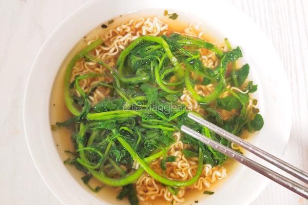 微波炉西洋菜方便面的做法图解7